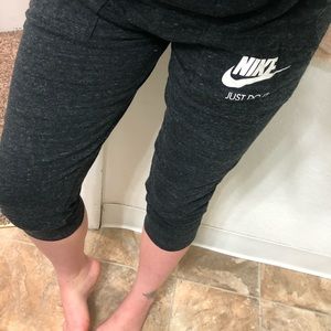 Cropped Nike joggers